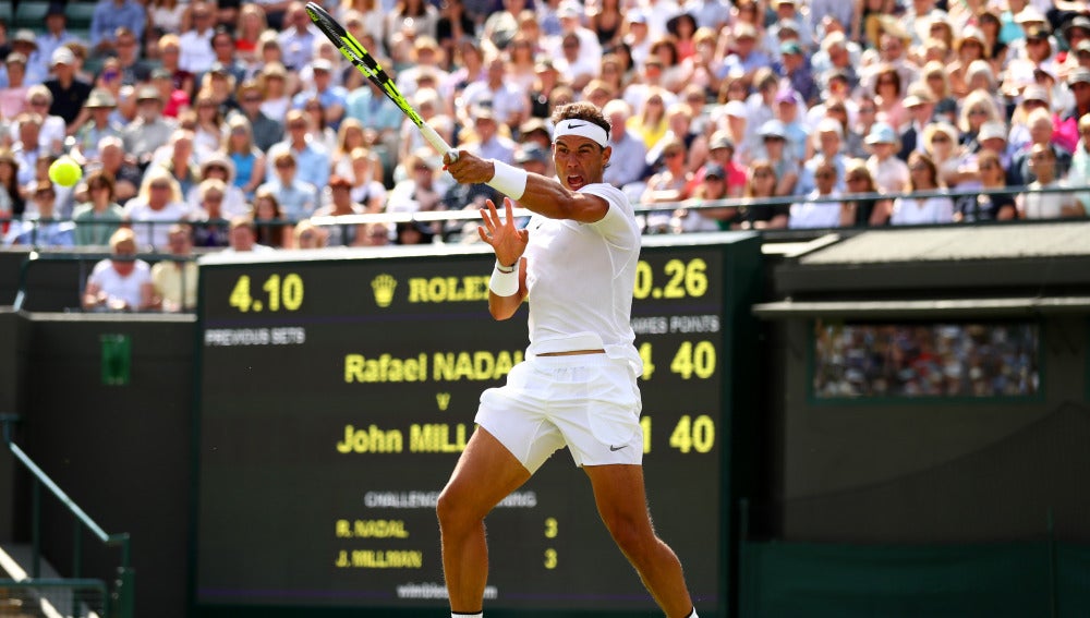 Rafa Nadal golpea un 'drive' en su debut en Wimbledon ante John Millman