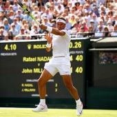 Rafa Nadal golpea un 'drive' en su debut en Wimbledon ante John Millman