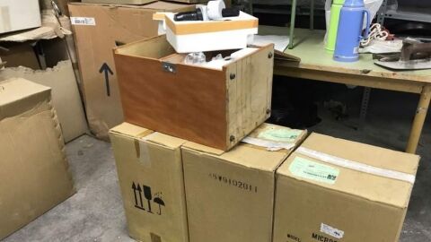 Cajas con material escolar halladas en Riba-roja de T&uacute;ria