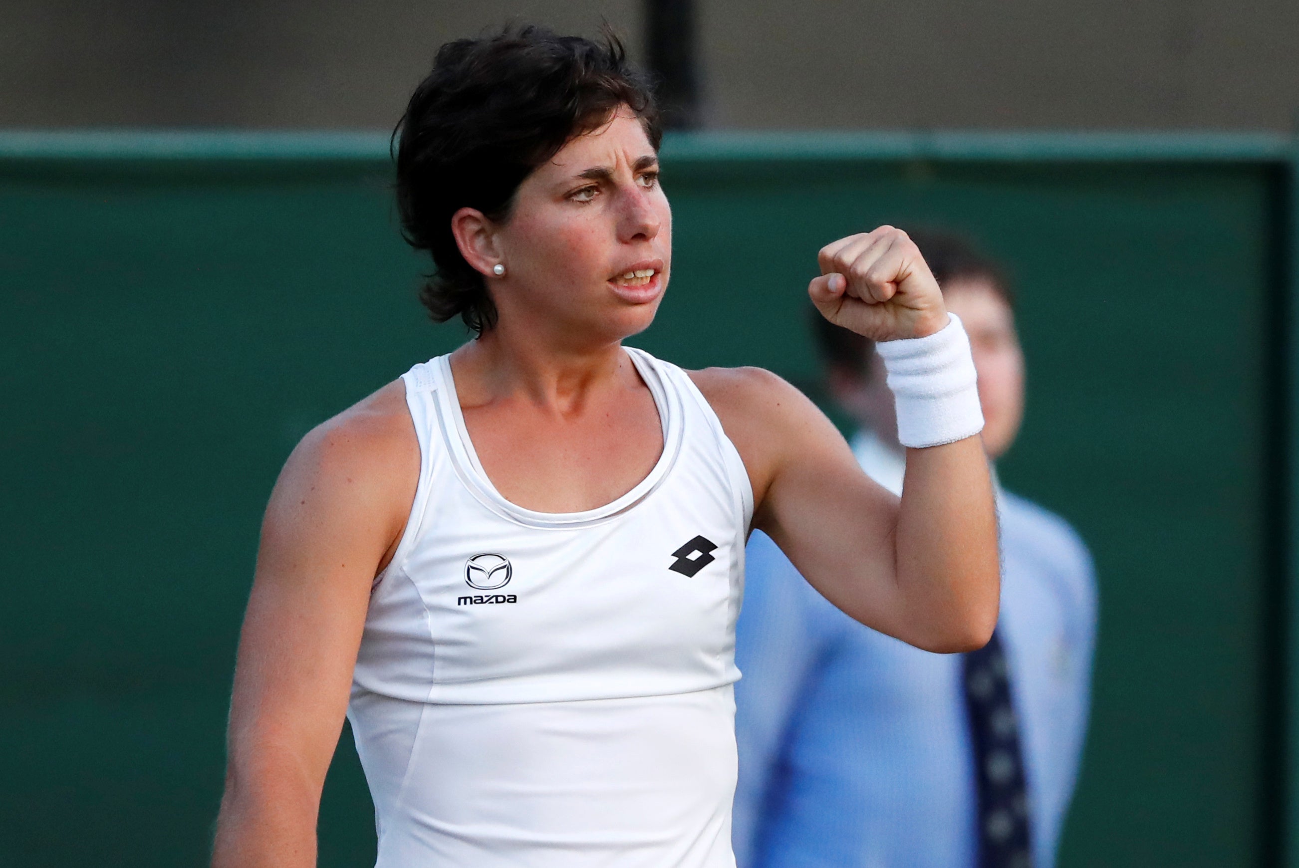Carla Suárez remonta ante Bouchard en su debut en Wimbledon Carla Suárez remonta ante Bouchard en su debut en Wimbledon