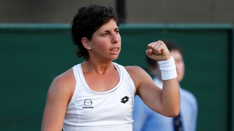 Carla Su&aacute;rez celebra su victoria ante Bouchard