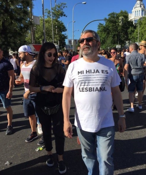 "El problema es tuyo si sólo ves que es lesbiana", la reivindicación viral de un padre durante el Orgullo Gay "El problema es tuyo si sólo ves que es lesbiana", la reivindicación viral de un padre durante el Orgullo Gay