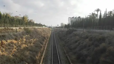Vías del tren a su paso por el barrio Altabix-Universidad de Elche. Vías del tren a su paso por el barrio Altabix-Universidad de Elche.
