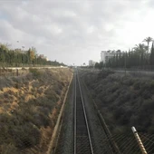 Vías del tren a su paso por el barrio Altabix-Universidad de Elche. Vías del tren a su paso por el barrio Altabix-Universidad de Elche.