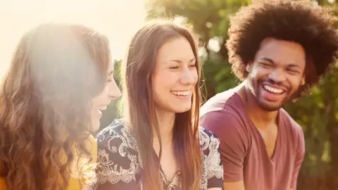 Grupo de personas riendo Grupo de personas riendo