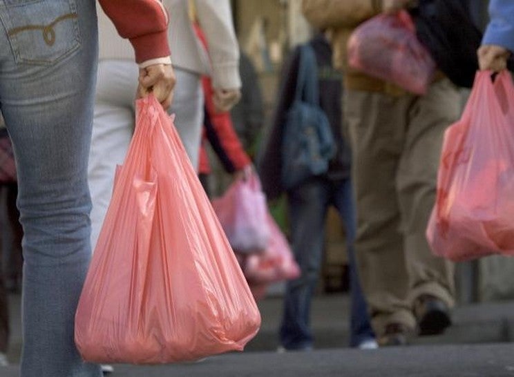 Las bolsas de plástico gratuitas estarán prohibidas a partir de 2018 Las bolsas de plástico gratuitas estarán prohibidas a partir de 2018