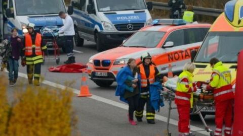 Las autoridades trabajan en el lugar del accidente