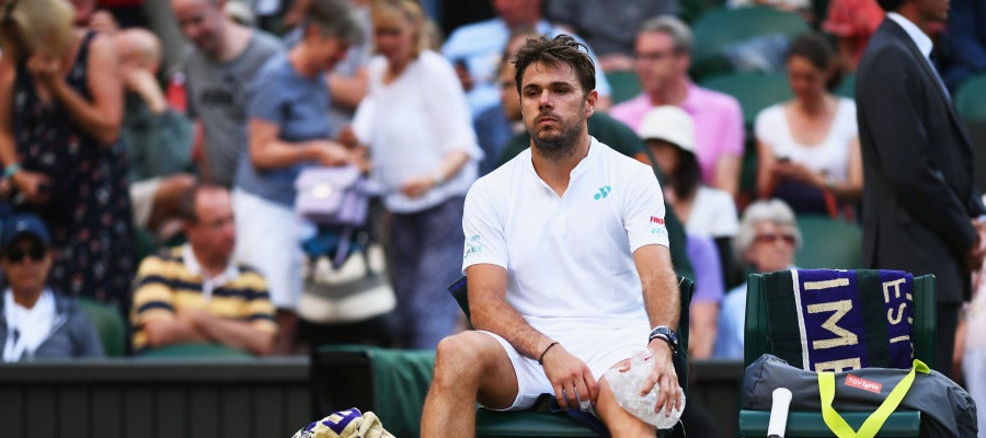 Wawrinka se coloca hielo en su rodilla Wawrinka se coloca hielo en su rodilla