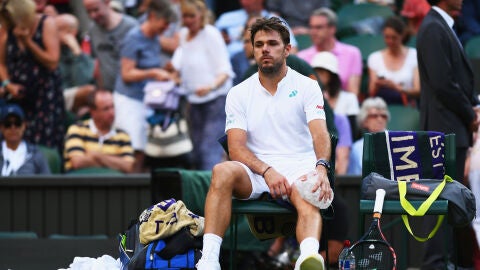 Wawrinka se coloca hielo en su rodilla