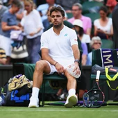 Wawrinka se coloca hielo en su rodilla Wawrinka se coloca hielo en su rodilla