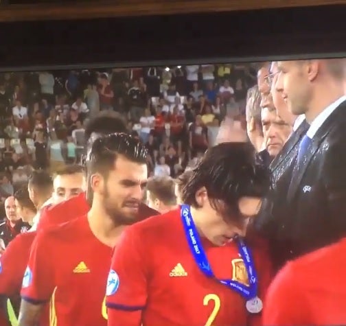 "Adivina quién es jugador del Arsenal": cachondeo por la reacción de Bellerín al recibir la medalla de plata del Europeo sub-21 "Adivina quién es jugador del Arsenal": cachondeo por la reacción de Bellerín al recibir la medalla de plata del Europeo sub-21