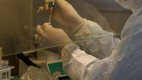 Una investigadora trabaja con una muestra en un laboratorio