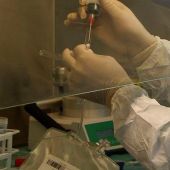 Una investigadora trabaja con una muestra en un laboratorio