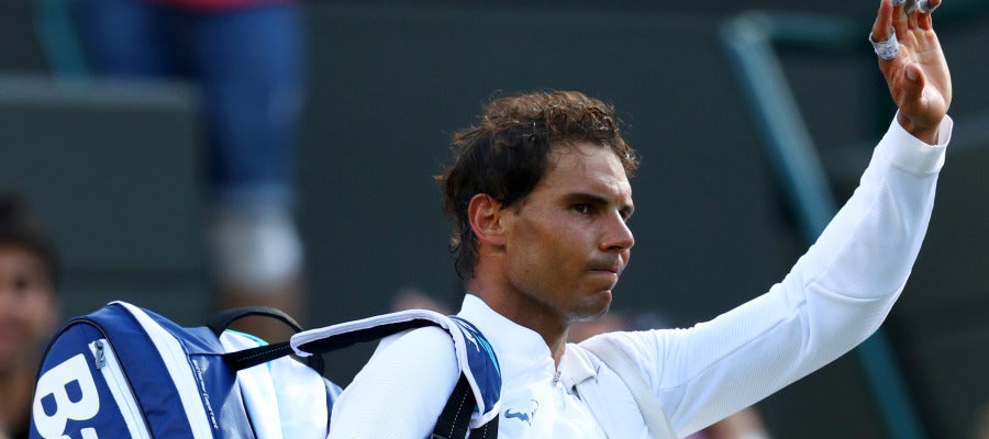 Rafa Nadal saluda al público tras su debut en Wimbledon Rafa Nadal saluda al público tras su debut en Wimbledon