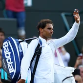 Rafa Nadal saluda al público tras su debut en Wimbledon Rafa Nadal saluda al público tras su debut en Wimbledon