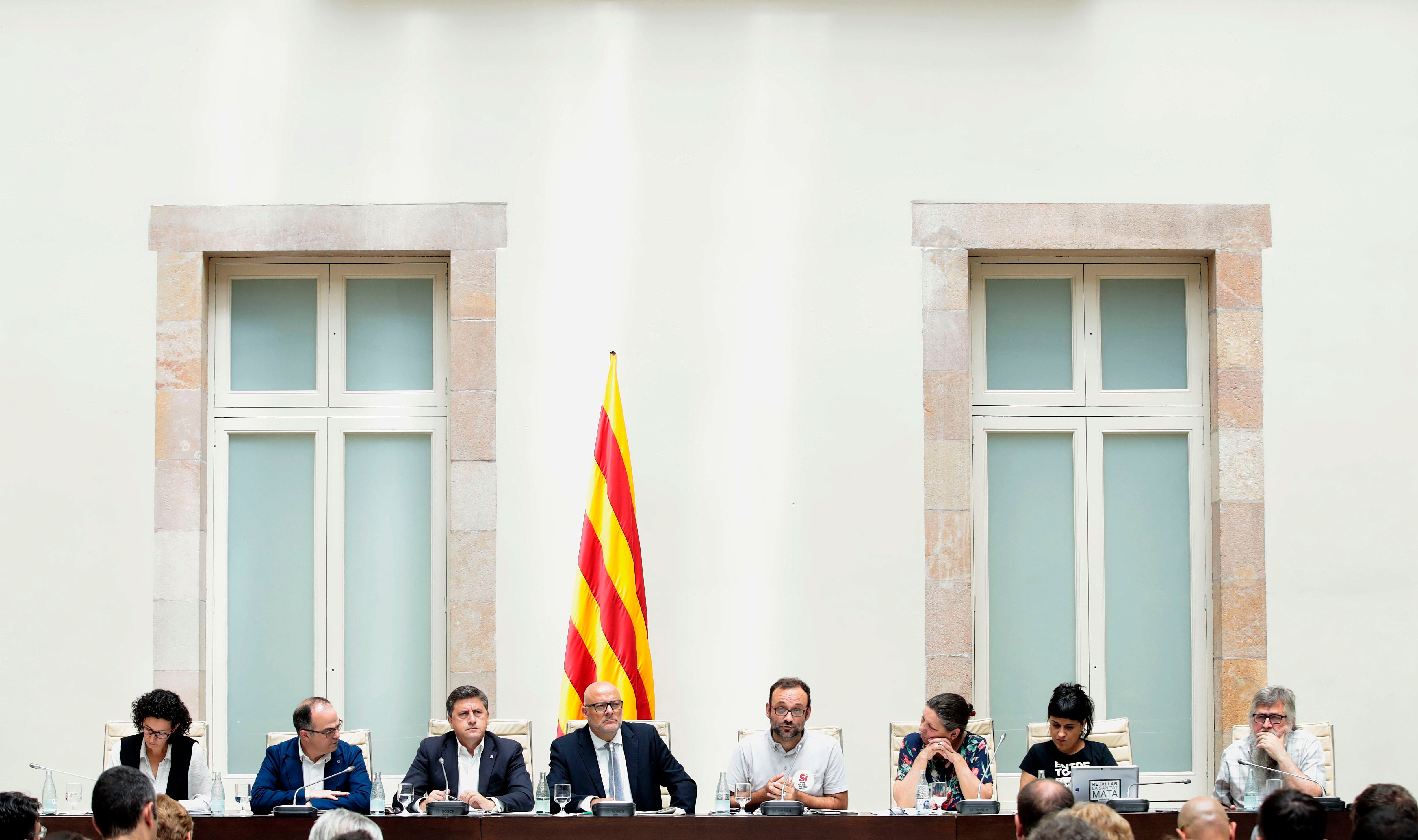 El Parlament aprueba recurrir al Tribunal Constitucional la aplicación del artículo 155 El Parlament aprueba recurrir al Tribunal Constitucional la aplicación del artículo 155