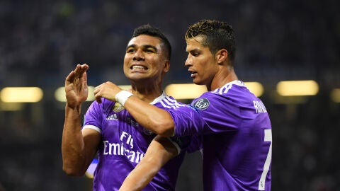 Casemiro junto a Cristiano celebrando un gol