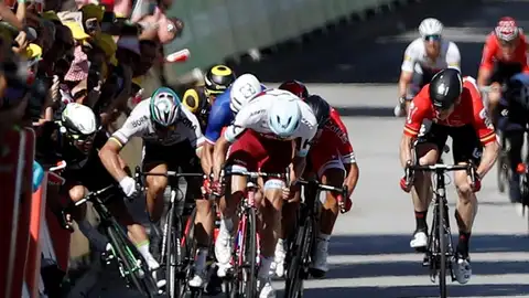 Momento en el que Sagan mete el codo Cavendish durante el final de etapa Momento en el que Sagan mete el codo Cavendish durante el final de etapa