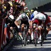 Momento en el que Sagan mete el codo Cavendish durante el final de etapa Momento en el que Sagan mete el codo Cavendish durante el final de etapa