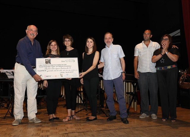 Amigos de un joven fallecido de leucemia recaudan 40.000 euros para investigación Amigos de un joven fallecido de leucemia recaudan 40.000 euros para investigación