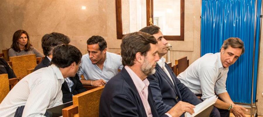 Los seis hermanos Ruiz-Mateos en un momento del juicio Los seis hermanos Ruiz-Mateos en un momento del juicio