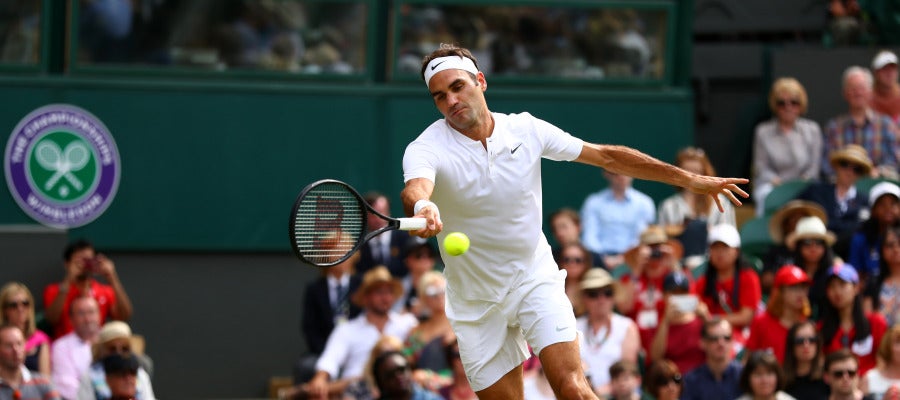 Federer ejecuta un golpe ante Alexandr Dolgopolov Federer ejecuta un golpe ante Alexandr Dolgopolov