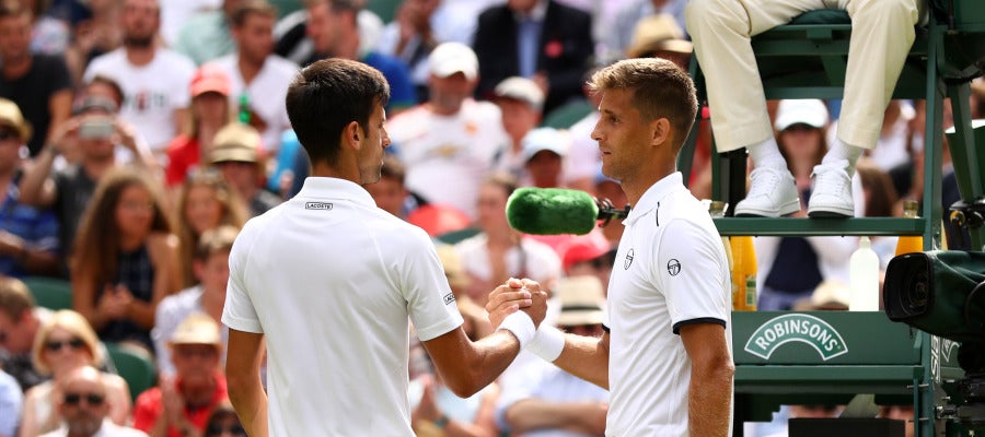 Djokovic saluda a Kilzan tras la lesión de éste último Djokovic saluda a Kilzan tras la lesión de éste último