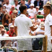 Djokovic saluda a Kilzan tras la lesión de éste último
