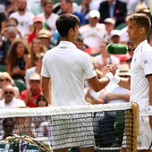 Djokovic saluda a Kilzan tras la lesión de éste último Djokovic saluda a Kilzan tras la lesión de éste último