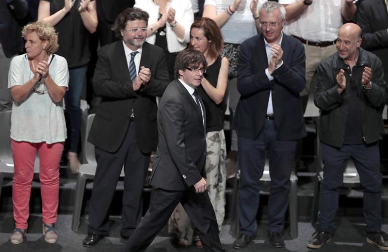 Puigdemont llama a no "desertar" y garantiza el "voto decisivo" para el 1-O Puigdemont llama a no "desertar" y garantiza el "voto decisivo" para el 1-O