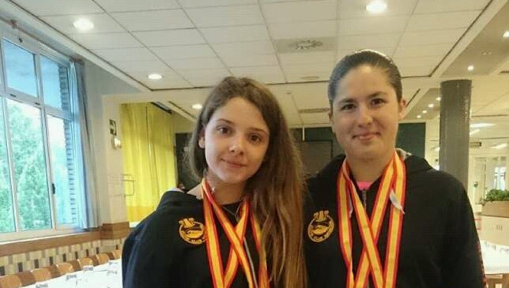 Marina Román y María Candela posan con sus medallas