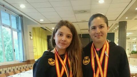 Marina Rom&aacute;n y Mar&iacute;a Candela posan con sus medallas