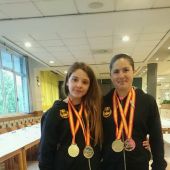 Marina Román y María Candela posan con sus medallas
