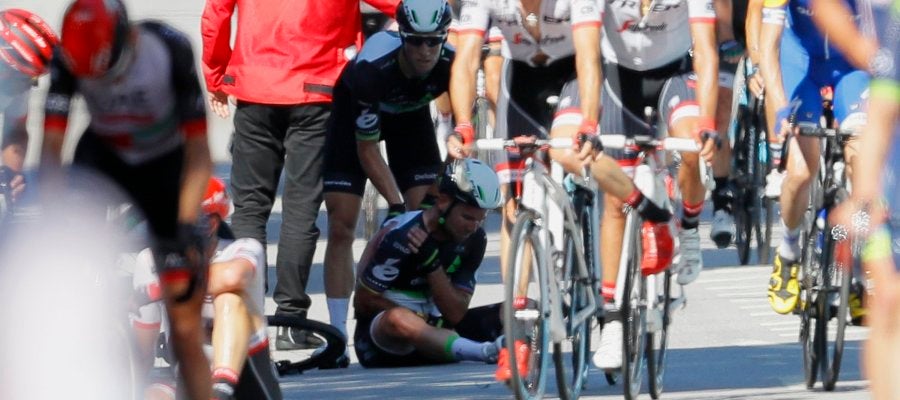 Cavendish, atendido por un compañero tras la caída Cavendish, atendido por un compañero tras la caída