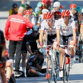 Cavendish, atendido por un compañero tras la caída Cavendish, atendido por un compañero tras la caída