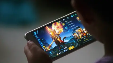 Una empresa de videojuegos limita las horas que los niños chinos pueden jugar con ellos Una empresa de videojuegos limita las horas que los niños chinos pueden jugar con ellos