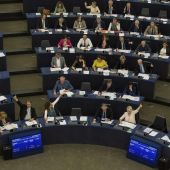Varios eurodiputados votan sobre el acuerdo de diálogo UE-Cuba en el Parlamento Europeo