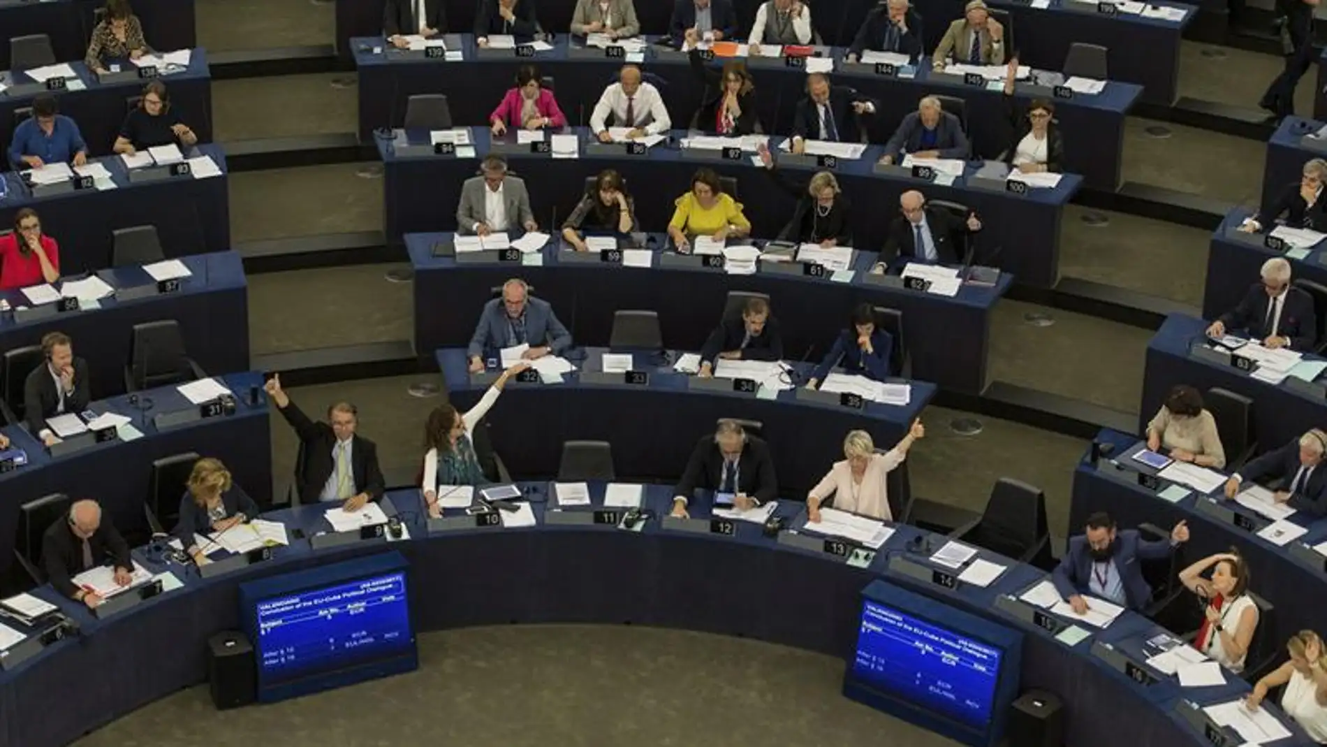 Varios eurodiputados votan sobre el acuerdo de diálogo UE-Cuba en el Parlamento Europeo