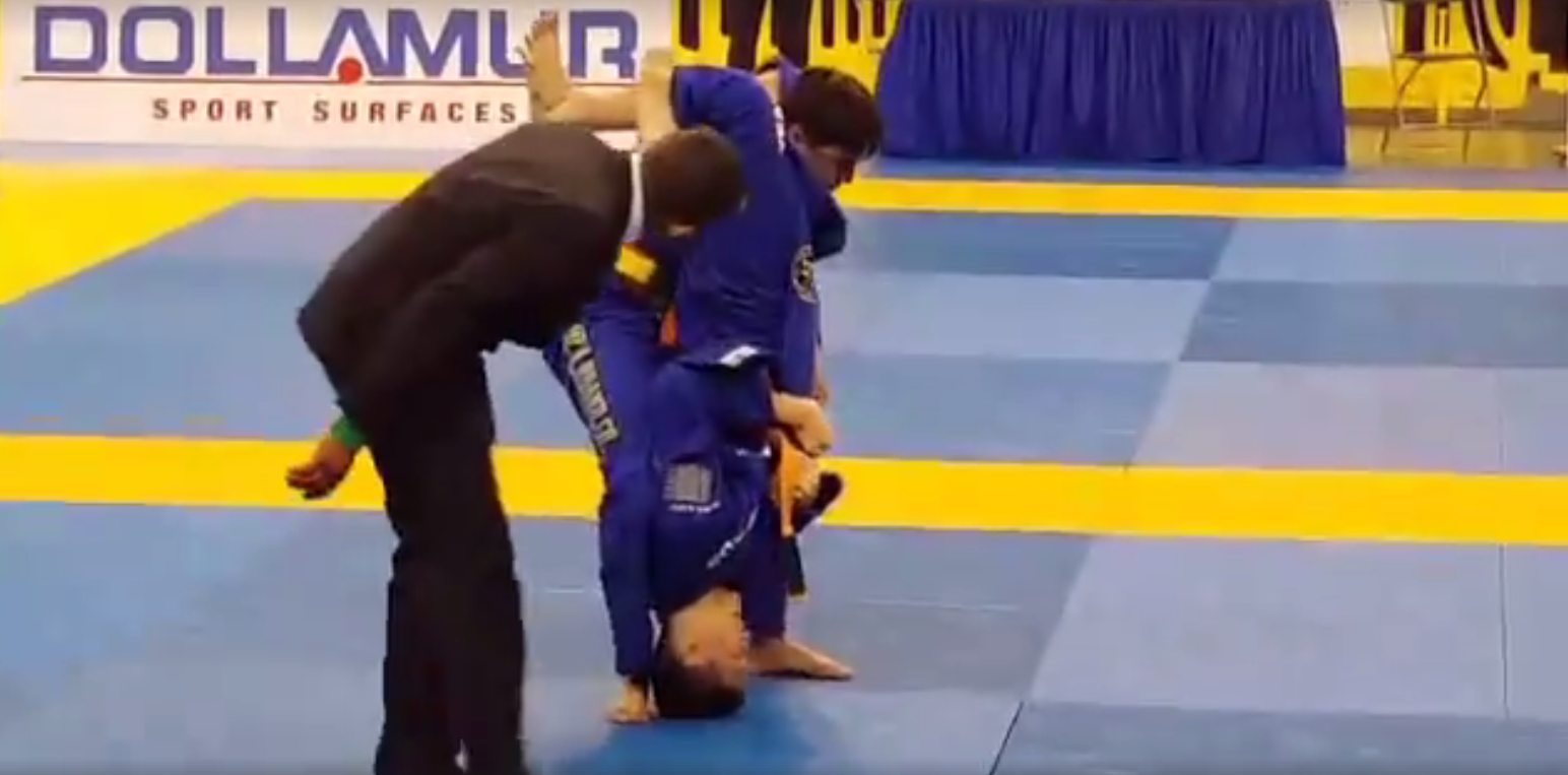 Conmoción en las artes marciales: un luchador de 13 años se parte el cuello en pleno combate Conmoción en las artes marciales: un luchador de 13 años se parte el cuello en pleno combate