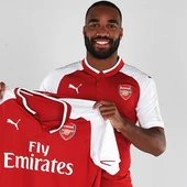 Lacazette posa con la camiseta del Arsenal Lacazette posa con la camiseta del Arsenal