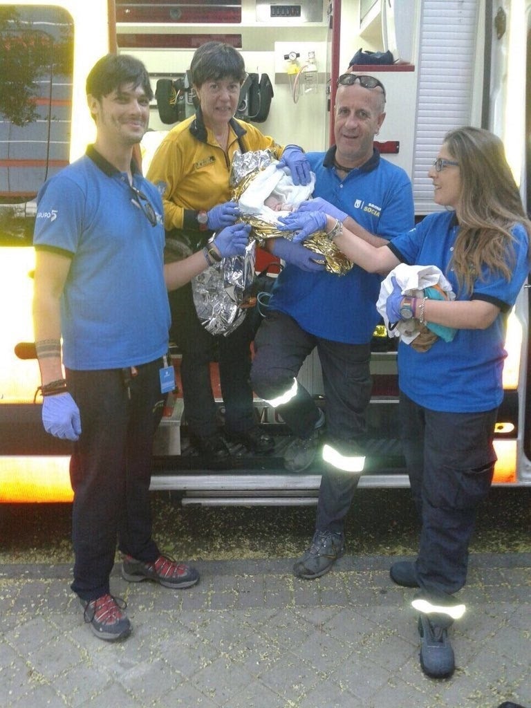 Una refugiada siria que llegó ayer a Madrid da a luz en la calle Una refugiada siria que llegó ayer a Madrid da a luz en la calle