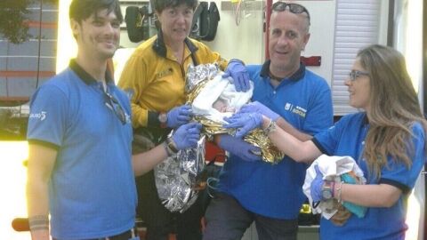 Efectivos de Samur Social junto al beb&eacute; reci&eacute;n nacido de la refugiada