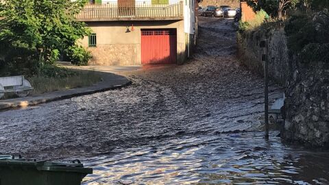 Las calles de Valverde de la Vera inundadas tras la rotura de la presa