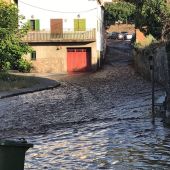 Las calles de Valverde de la Vera inundadas tras la rotura de la presa