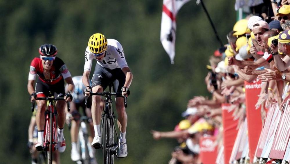  El ciclista británico Christopher Froome (d) del Sky y el australiano Richie Porte (i) del BMC a su llegada a meta en la quinta etapa del Tour de Francia