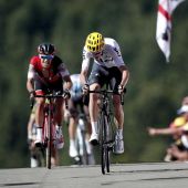 El ciclista británico Christopher Froome (d) del Sky y el australiano Richie Porte (i) del BMC a su llegada a meta en la quinta etapa del Tour de Francia