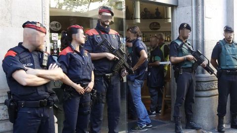 Efectivos de la Guardia Civil y los Mossos d'Esquadra durante un registro