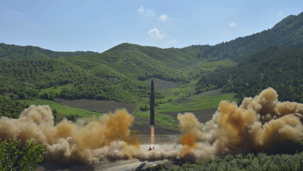 Corea del Norte asegura que probó un misil que puede cargar una cabeza nuclear