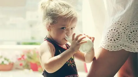 Niña bebiendo leche Niña bebiendo leche