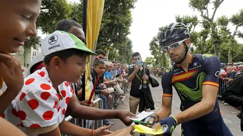 El ciclista español Jesus Herrada del equipo Movistar firma autógrafos a los aficionados antes de la ceremonia de firmas previa a la décima etapa del Tour de Francia El ciclista español Jesus Herrada del equipo Movistar firma autógrafos a los aficionados antes de la ceremonia de firmas previa a la décima etapa del Tour de Francia
